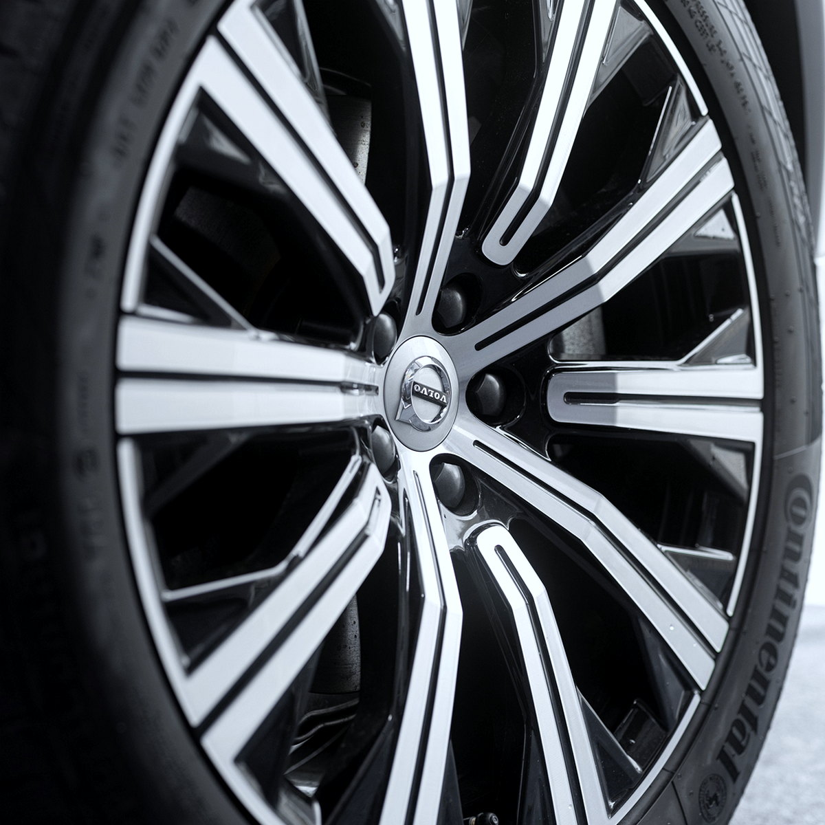 Black and silver two-tone alloy with long chrome spokes